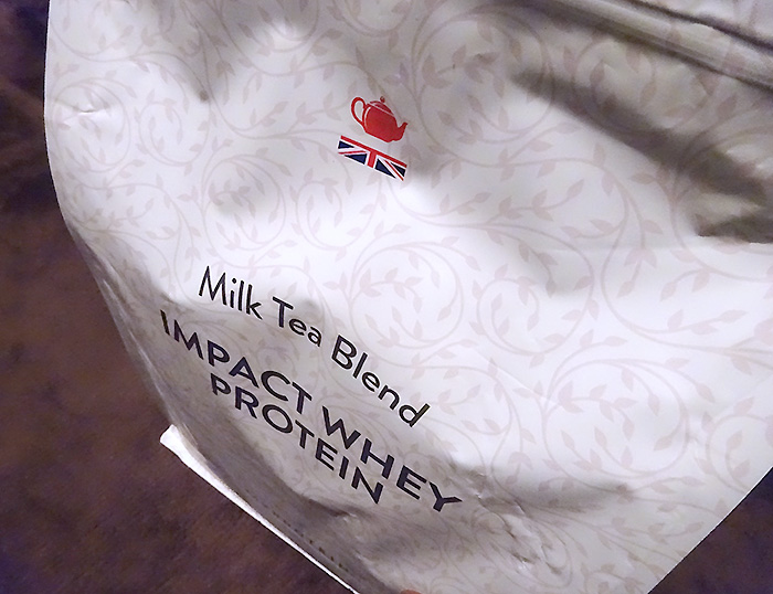マイプロテイン ミルクティー味のプレミアムなパッケージ